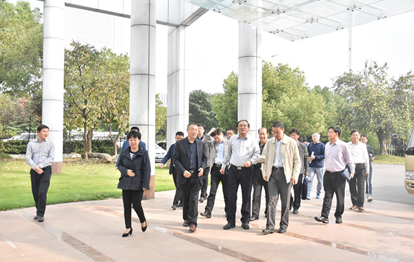 岳阳市政协主席韩冰一行 莅临扑睿德州游戏官网造药调研